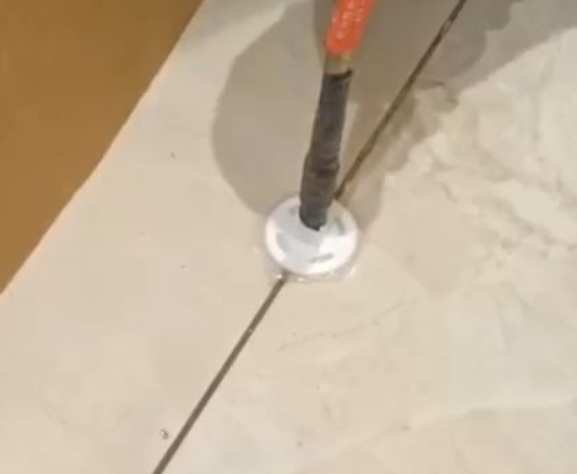 江源瓷砖空鼓维修公司专业解答瓷砖在铺贴过程中，如果没有涂抹均匀到位的粘结材料（如水泥砂浆或瓷砖胶），可能会导致以下问题